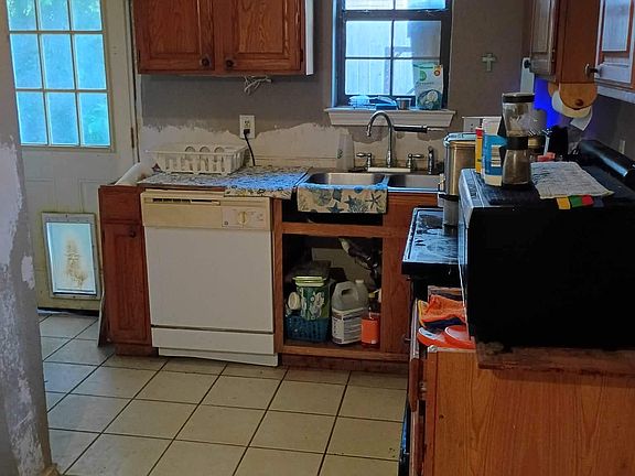 4th image of 212 Saint James Pl