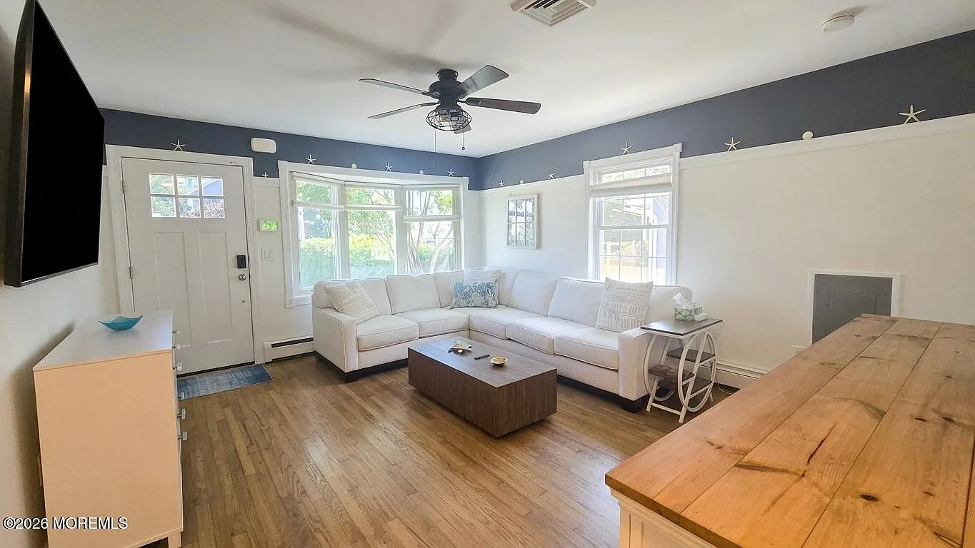 3 bed, 1296 sqft, $2,500 — Photo 2