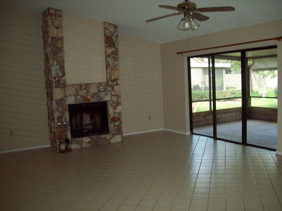 Fireplace in living rm