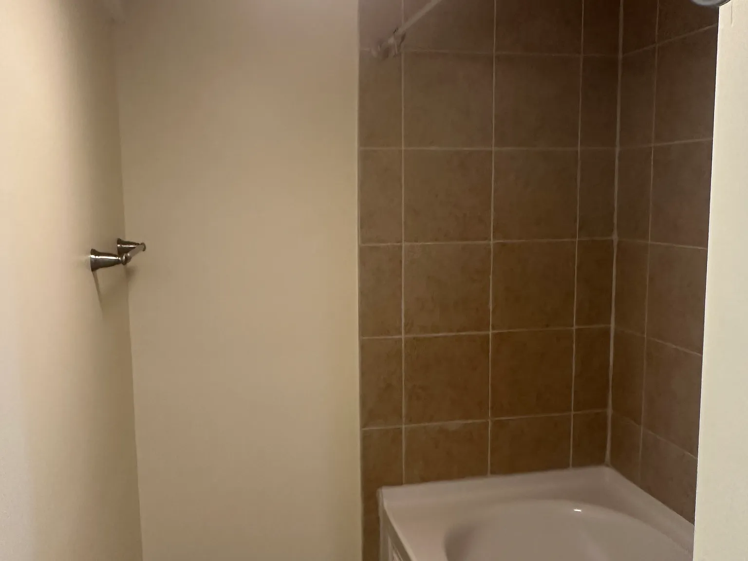 3 bed, 1100 sqft, $2,100 — Photo 3