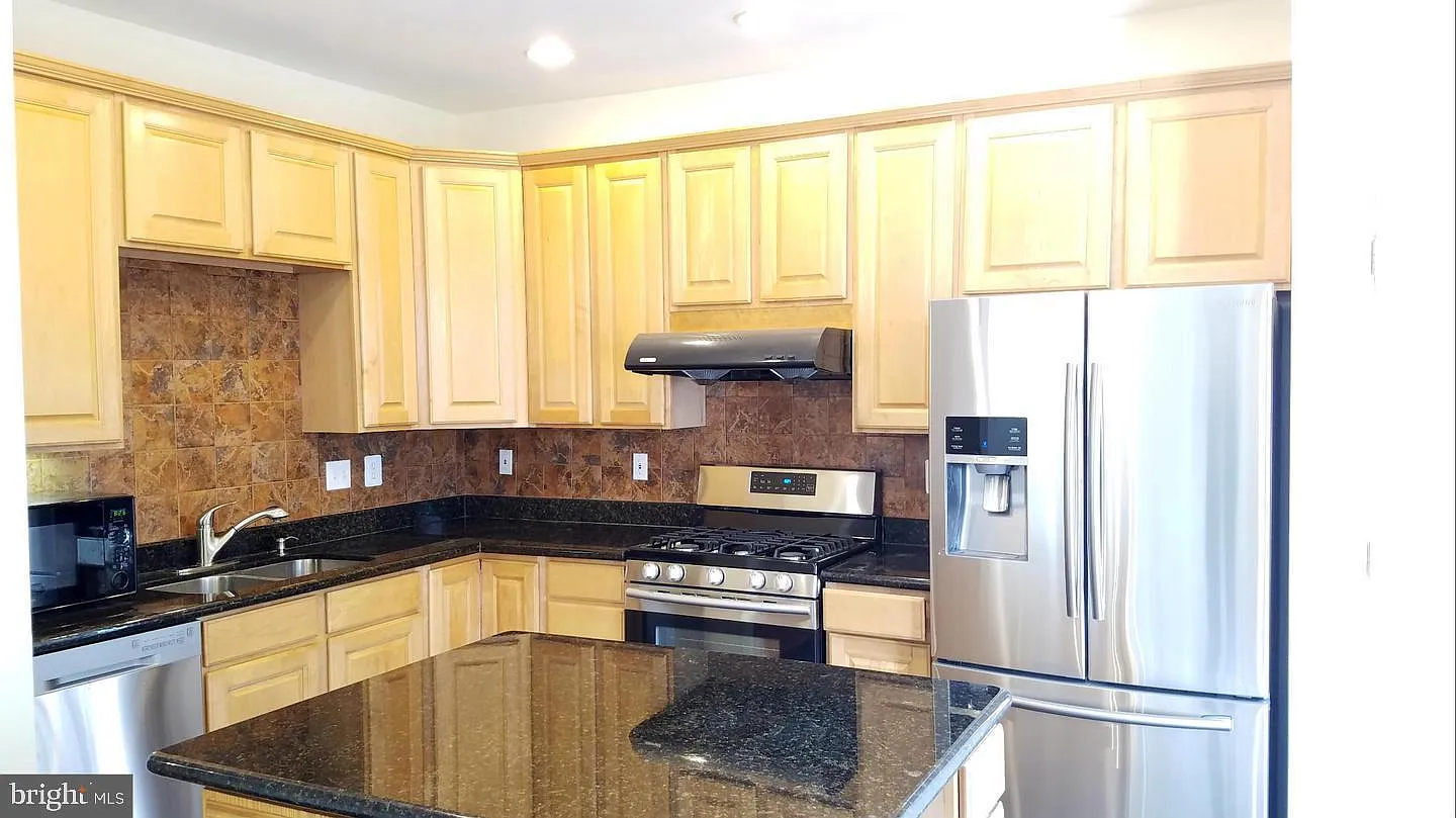 3 bed, 5.0 bath, 1760 sqft, $3,250 — Photo 4