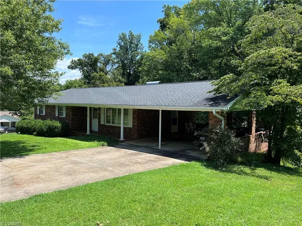 2828 Mountain Crest Rd, Jonesville, NC 28642