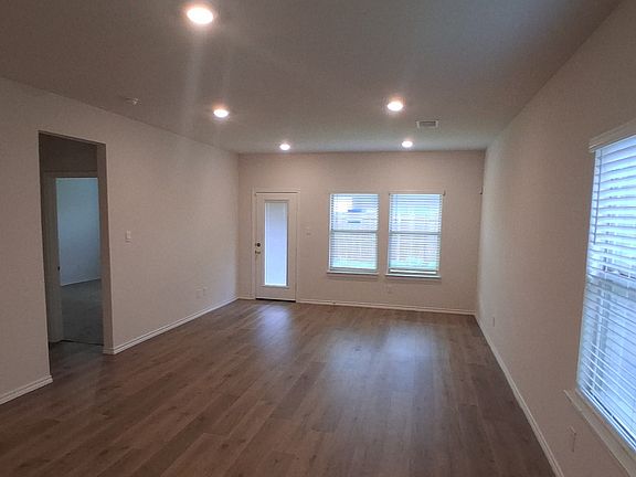 5th image of 913 Country Rd