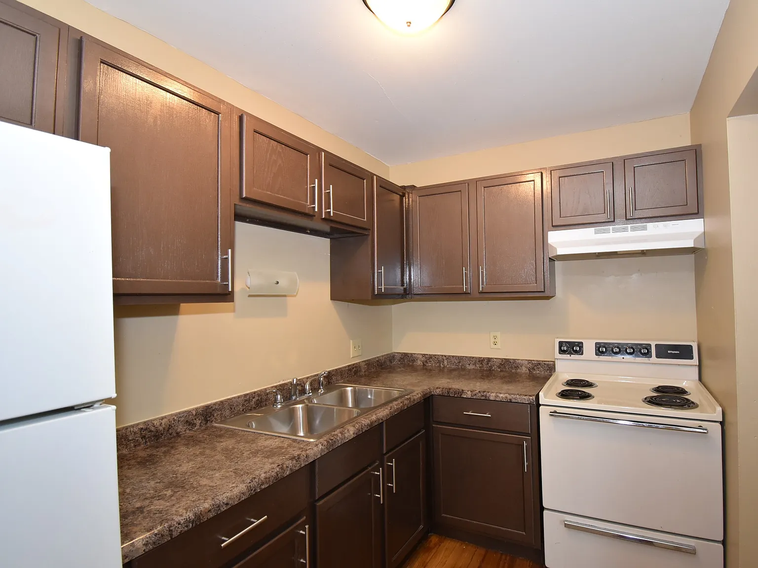 2 bed, 1.5 bath, 1000 sqft, $1,250 — Photo 2