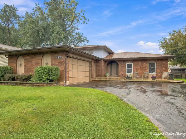1823 Hazelwood Dr, Lindenhurst, IL 60046