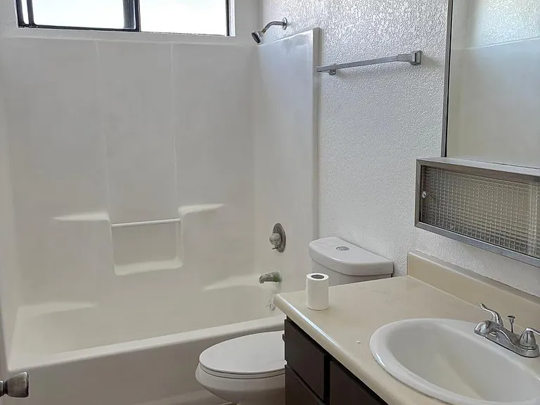 470 E Date St #5 — Photo 1