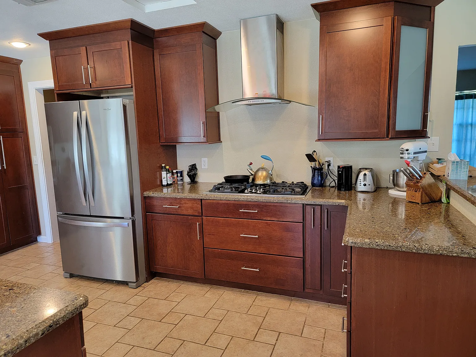 4 bed, 2570 sqft, $3,200 — Photo 4