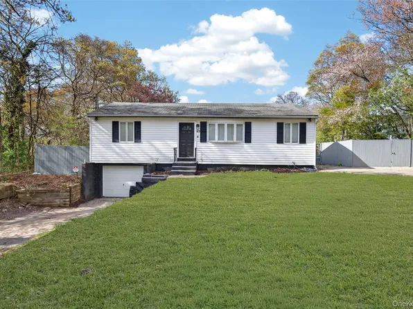 65 Maple Ln, Medford, NY 11763