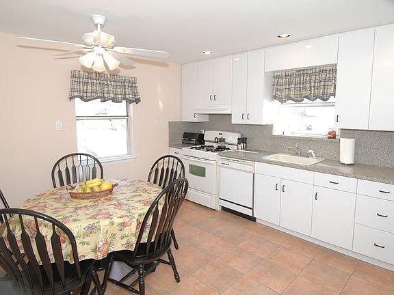 Modern Eat-in kitchen