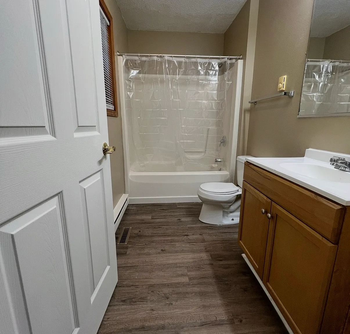 6 bed, 2000 sqft, $2,795 — Photo 4