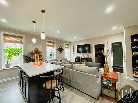 Rented by Realty 2000 Corp | media 35