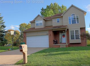 805 Calgary St, Auburn Hills, MI 48326