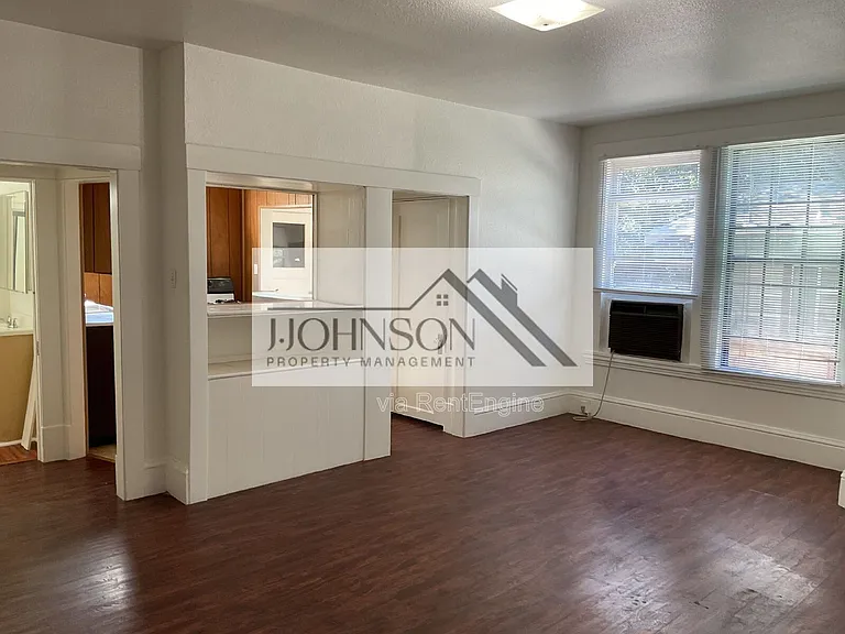 830 N Van Buren St #B — Photo 2