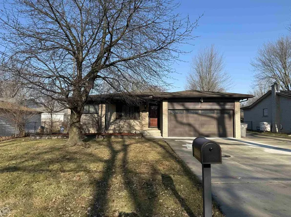 21551 Elmway St, Clinton Township, MI 48035