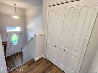 195 Whispering Pines Dr #10, Fenton, MI 48430
