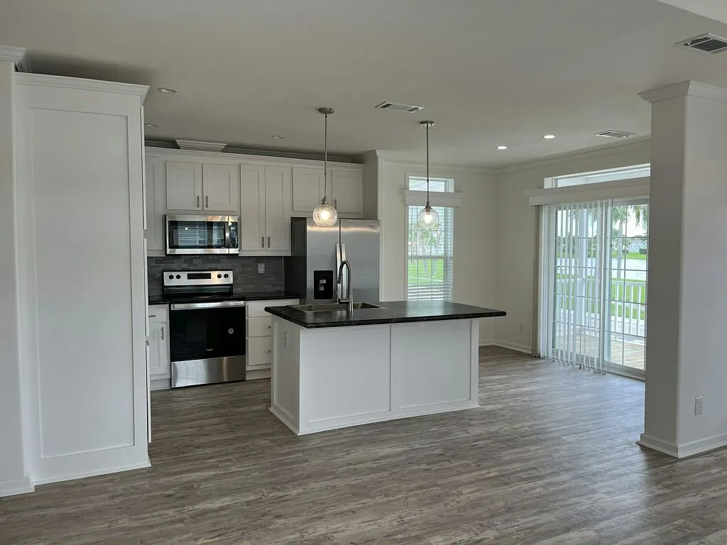 3 bed, 2.0 bath, 1460 sqft, $1,449 — Photo 3