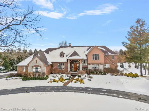 8309 High Meadow Trl, Clarkston, MI 48348