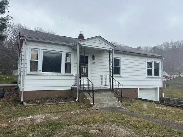 319 Edgewood Rd, Bluefield, VA 24605