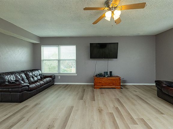 5th image of 522 Royal Valley Rd