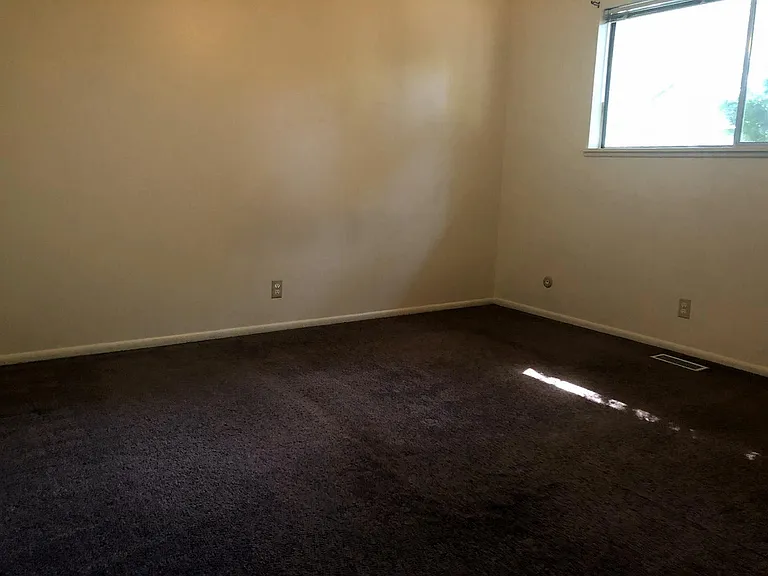 1308 W Howe St — Photo 16