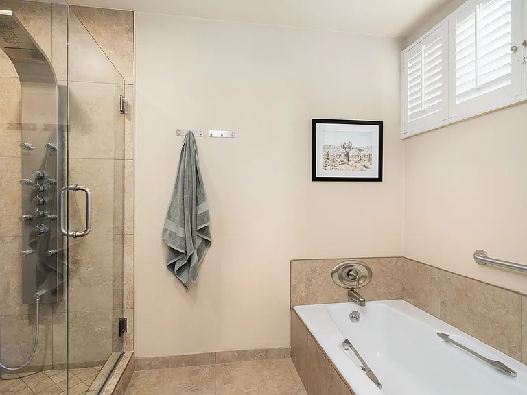 521 Desert West Dr — Photo 27