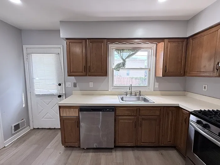 2 bed, 1.0 bath, 1224 sqft, $2,350 — Photo 4