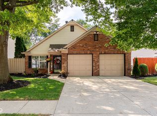 9765 River Oak Ln E, Fishers, IN 46038