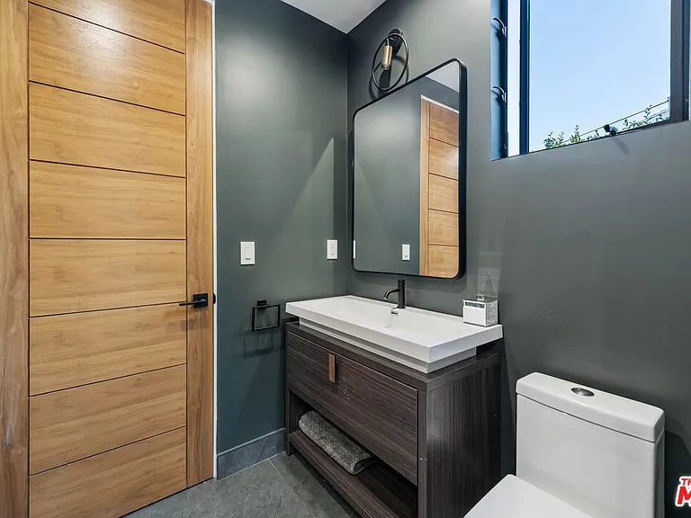 5415 Amestoy Ave — Photo 55