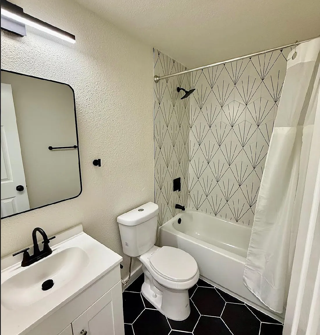 4 bed, 2.0 bath, 1560 sqft, $1,066 — Photo 2