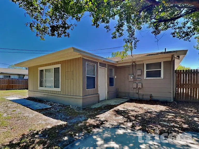 1604 Clark St — Photo 16