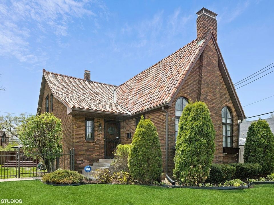 1st image of 330 E Saint Charles Rd