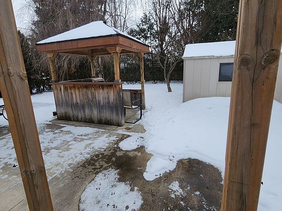 5th image of 221 Admiral Dr