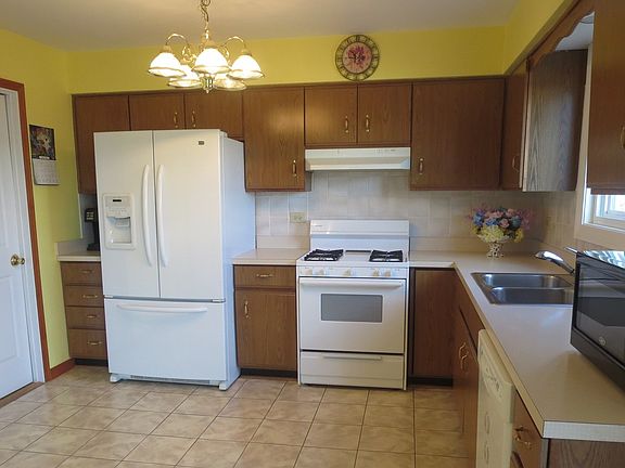3rd image of 895 Glenlake Dr