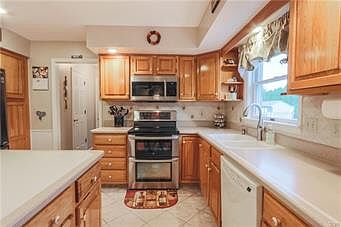 5th image of 112 Candlewycke Ln