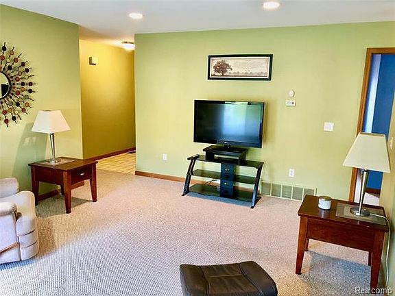 5th image of 821 Saint Paul St