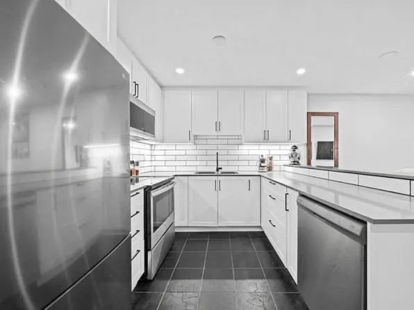 1122 King Albert Ave #101, Coquitlam, BC V3J 1X7