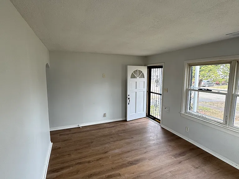 1600 Thornberry Ave — Photo 4