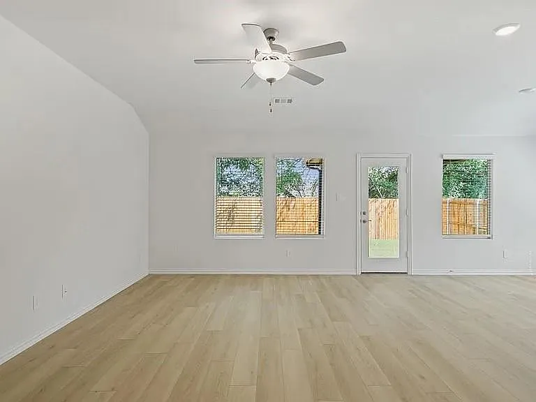 1019 Emberwood Dr — Photo 5