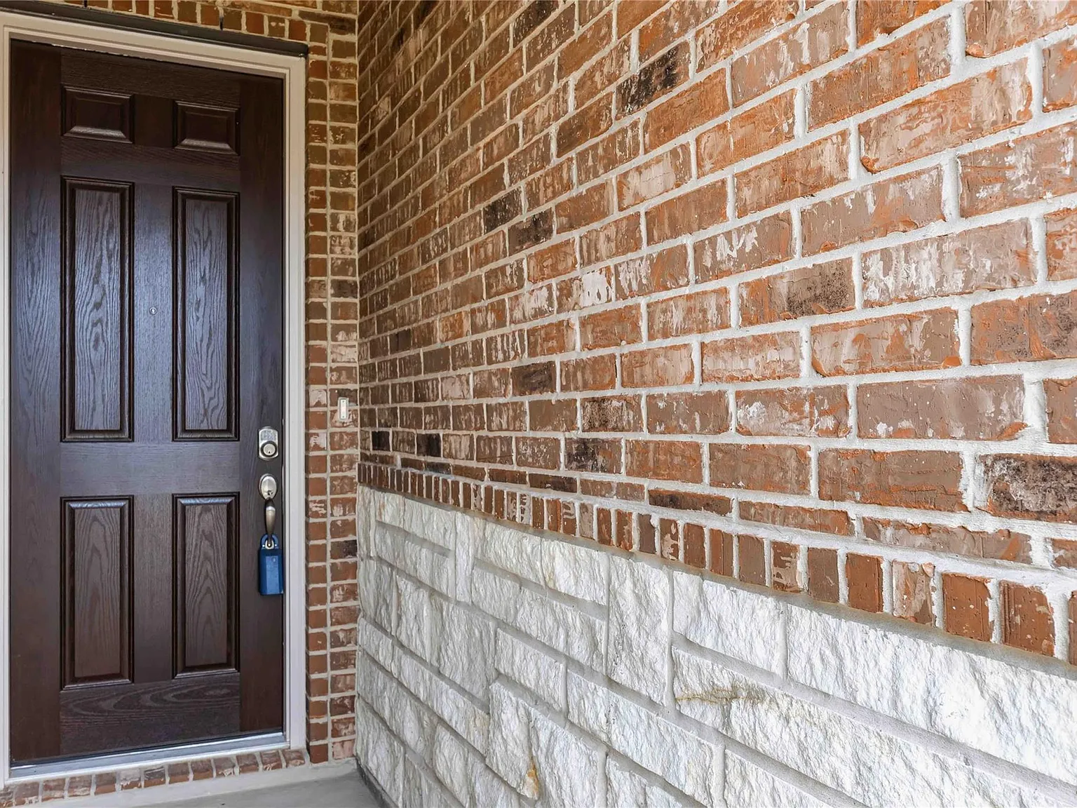 4 bed, 3.0 bath, 2100 sqft, $2,400 — Photo 4