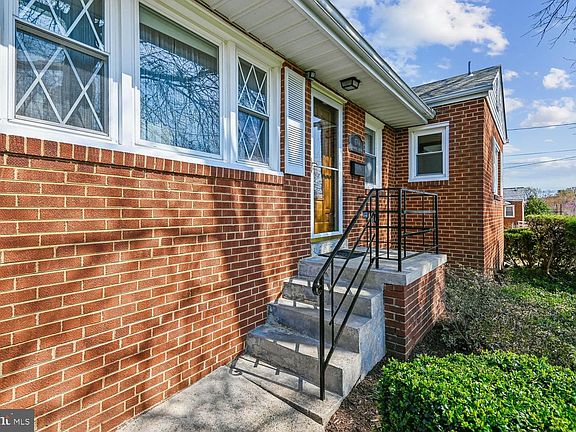 3rd image of 4704 Cardinal Ave