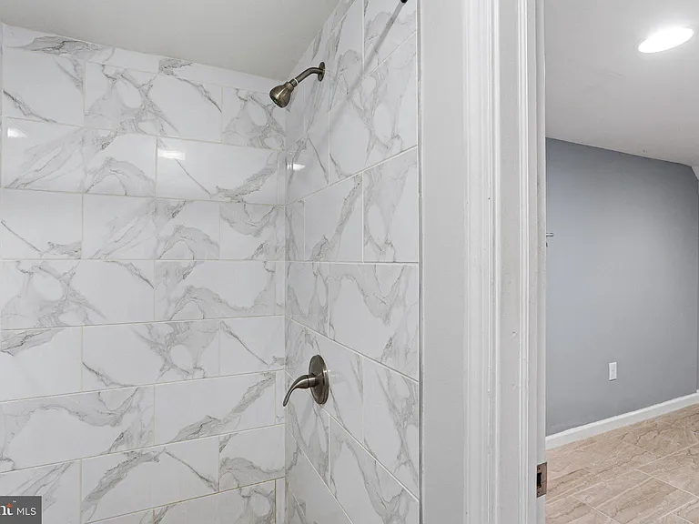 2209 E Huntingdon St — Photo 14