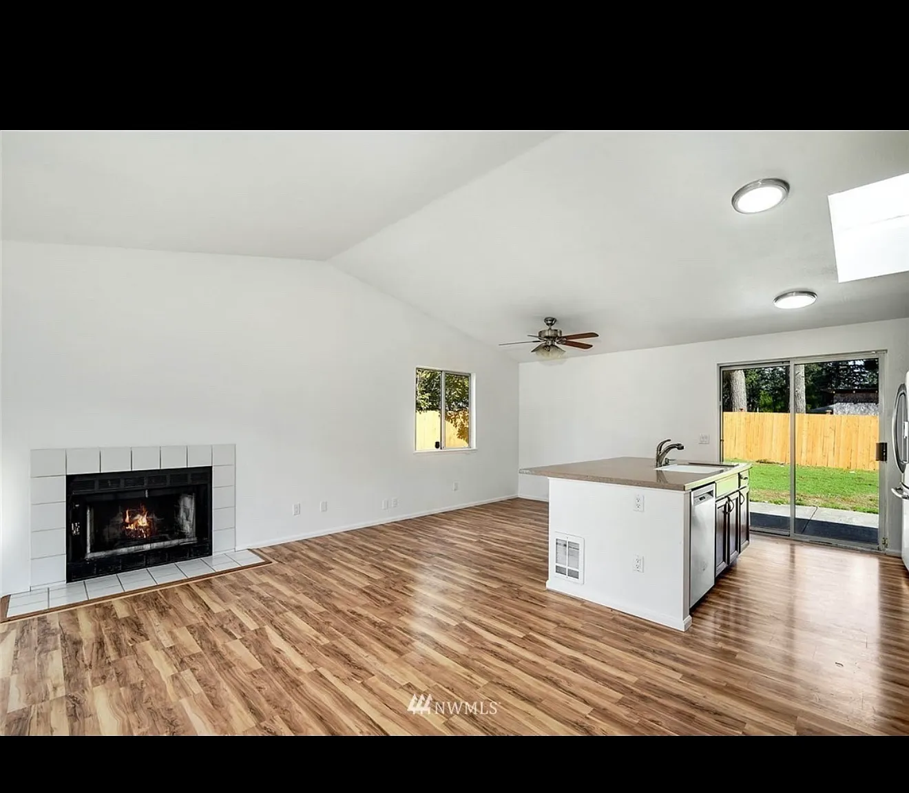 3 bed, 1090 sqft, $2,600 — Photo 3