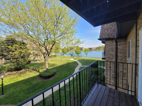 9479 Bay Colony Dr, Des Plaines, IL