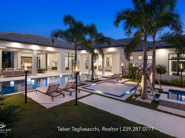 810 Bentwood Dr, Naples, FL 34108