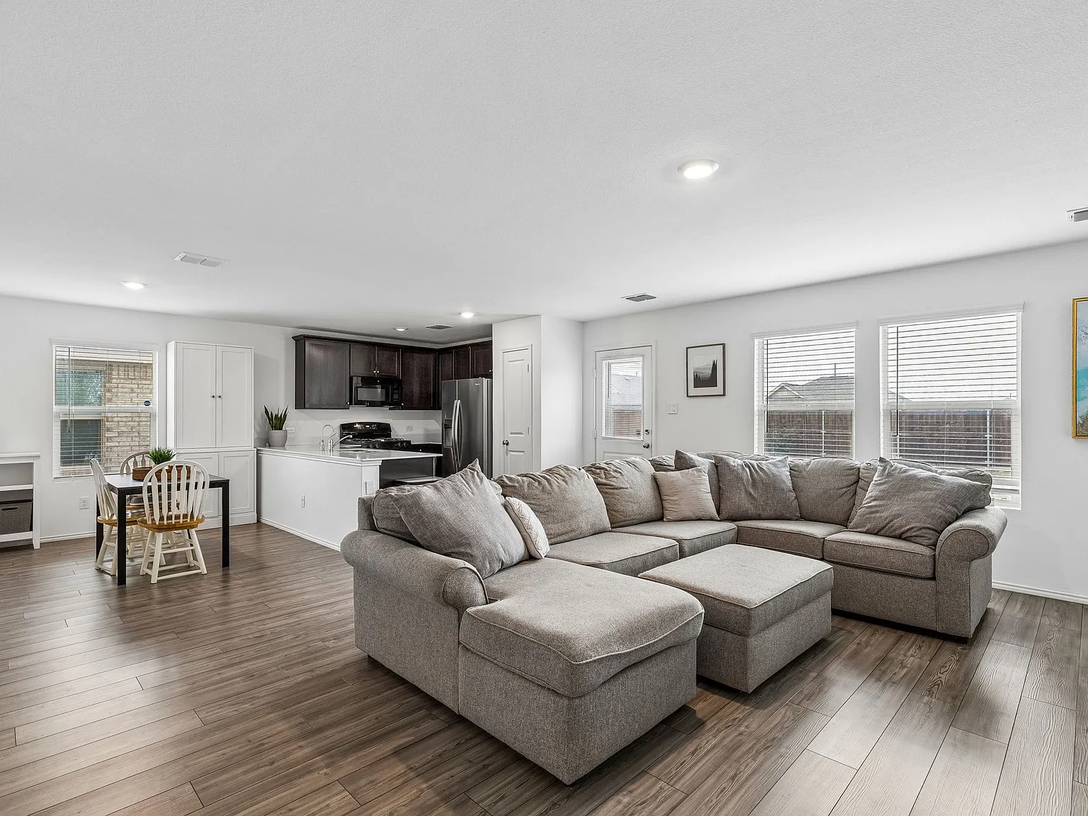 4 bed, 1756 sqft, $2,000 — Photo 2