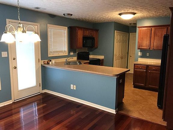 Dine-in Kitchen with Tile flooring