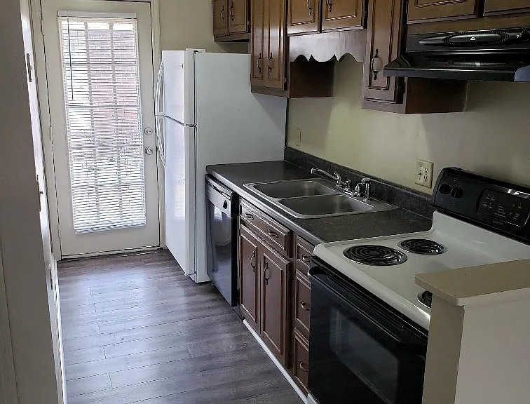 230 Lanier Dr #215 — Photo 13