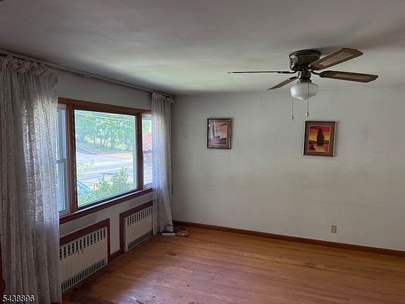 4th image of 301 Valley Rd