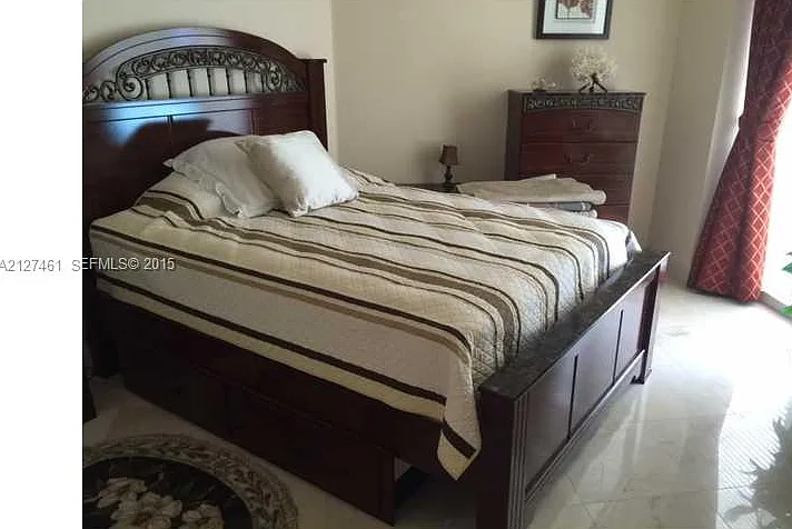 18671 Collins Ave — Photo 4