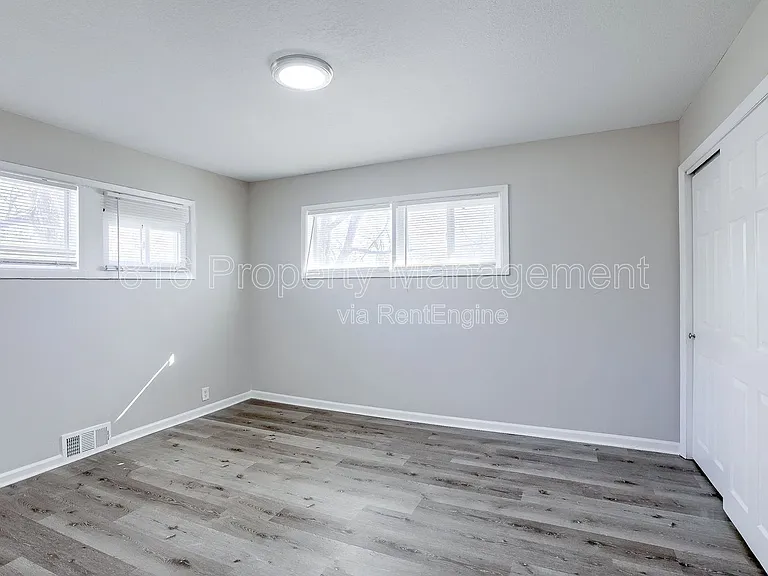 11201 Crystal Ave — Photo 17